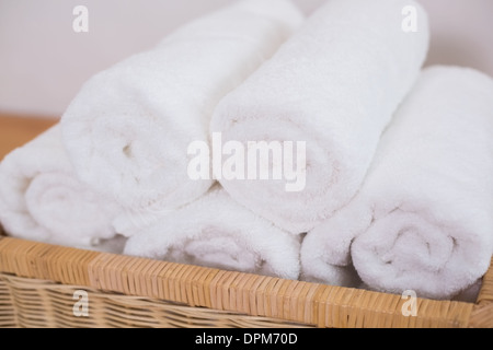 https://l450v.alamy.com/450v/dpm70d/clean-rolled-white-towels-dpm70d.jpg