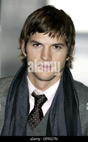 Oct. 11, 2006 - London, United Kingdom - K50187.ASHTON KUTCHER.''The Guardian'' Photocall-H.M.S.President, London, United Kingdom.. Mark Chilton /  .com /    2006.Â©Mark Chilton/ .com/   11/10/2006 (Credit Image: © Globe Photos/ZUMAPRESS.com) Stock Photo