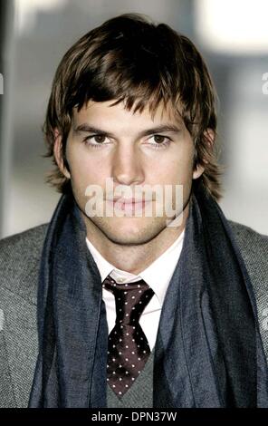 Oct. 11, 2006 - London, United Kingdom - K50187.ASHTON KUTCHER.''The Guardian'' Photocall-H.M.S.President, London, United Kingdom.. Mark Chilton /  .com /    2006.Â©Mark Chilton/ .com/   11/10/2006 (Credit Image: © Globe Photos/ZUMAPRESS.com) Stock Photo