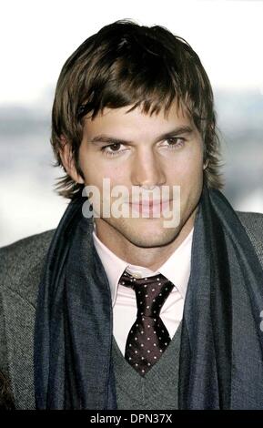 Oct. 11, 2006 - London, United Kingdom - K50187.ASHTON KUTCHER.''The Guardian'' Photocall-H.M.S.President, London, United Kingdom.. Mark Chilton /  .com /    2006.Â©Mark Chilton/ .com/   11/10/2006 (Credit Image: © Globe Photos/ZUMAPRESS.com) Stock Photo