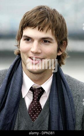 Oct. 11, 2006 - London, United Kingdom - K50187.ASHTON KUTCHER.''The Guardian'' Photocall-H.M.S.President, London, United Kingdom.. Mark Chilton /  .com /    2006.Â©Mark Chilton/ .com/   11/10/2006 (Credit Image: © Globe Photos/ZUMAPRESS.com) Stock Photo