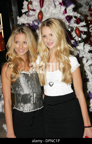 KELLY ALDRIDGE SABRINA ALDRIDGE DECK THE HALLS WORLDS BRIGHTEST