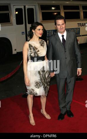 Nov. 11, 2006 - Hollywood, CALIFORNIA, USA - RACHEL WEISZ AND HUSBAND DARREN ARONOFSKY -.THE FOUNTAIN - PREMIERE -.GRAUMAN'S CHINESE THEATER, HOLLYWOOD, CALIFORNIA - .11-11-2006 -. NINA PROMMER/   2006.K50558NP(Credit Image: © Globe Photos/ZUMAPRESS.com) Stock Photo