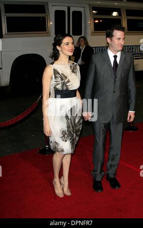 Nov. 11, 2006 - Hollywood, CALIFORNIA, USA - RACHEL WEISZ AND HUSBAND DARREN ARONOFSKY -.THE FOUNTAIN - PREMIERE -.GRAUMAN'S CHINESE THEATER, HOLLYWOOD, CALIFORNIA - .11-11-2006 -. NINA PROMMER/   2006.K50558NP(Credit Image: © Globe Photos/ZUMAPRESS.com) Stock Photo