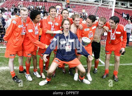 May 21, 2006 - Upton Park Stadium, LONDON, ENGLAND - HOLLYOAKS TEAM.ENJOYING VICTORY TOGETHER AFTER WINNING THE AT THE 2006 CELEBRITY WORLD CUP SOCCER SIXES TOURNAMENT AT UPTON PARK, WEST HAM UNITED'S FOOTBALL GROUND IN LONDON. 05-21-2006.Â©  -   K48038.(Credit Image: © Globe Photos/ZUMAPRESS.com) Stock Photo