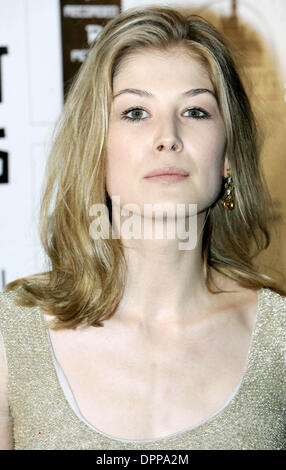 Nov. 29, 2006 - Hammersmith Palais, LONDON, ENGLAND - ROSAMUND PIKE.ACTRESS..ARRIVES FOR THE 2006 BRITISH INDEPENDENT FILM AWARDS AT THE HAMMERSMITH PALAIS IN LONDON.11-29-2006.K50910.  -  PHOTOS(Credit Image: © Globe Photos/ZUMAPRESS.com) Stock Photo