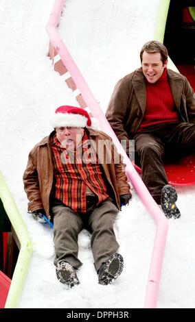 Oct. 30, 2006 - ItÃ•s tough sledding for feuding neighbors Buddy Hall (Danny DeVito, left) and Steve Finch (Matthew Broderick).K51213ES.'' DECK THE HALLS ''.TV-FILM STILL. SUPPLIED BY    2006.(Credit Image: © Globe Photos/ZUMAPRESS.com) Stock Photo