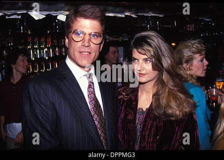 Sept. 21, 2006 - TED DANSON WITH KIRSTIE ALLEY AT CHEERS 200TH EPISODE PARTY AT BULL AND FINCH 11-07-1990.A6724.SUPPLIED BY (Credit Image: © Globe Photos/ZUMAPRESS.com) Stock Photo