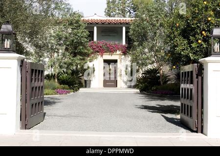 Nov. 9, 2006 - K51172ES.'' THE HOLIDAY ''.TV-FILM STILLS.SUPPLIED BY    In Columbia Pictures/Universal PicturesÃ• romantic comedy The Holiday, Amanda Woods (Cameron Diaz) leaves her Los Angeles home (pictured here) for a charming cottage in England(Credit Image: © Globe Photos/ZUMAPRESS.com) Stock Photo