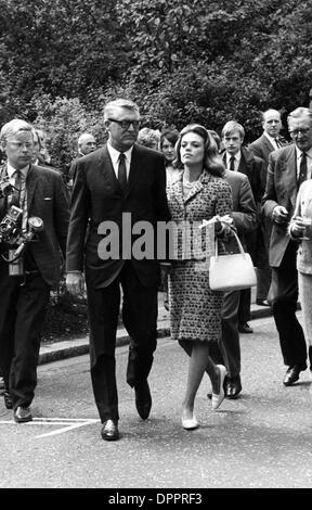 June 22, 2006 - CARY GRANT AND WIFE DYAN CANNON 08-04-1965 IN LONDON.   PHOTOS(Credit Image: © Globe Photos/ZUMAPRESS.com) Stock Photo