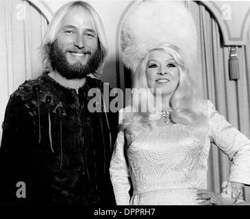 July 17, 2006 - MAE WEST WITH SARNE.SUPPLIED BY (Credit Image: © Globe Photos/ZUMAPRESS.com) Stock Photo