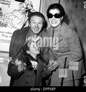 1966 Press Photo Red Buttons baby Amy Alicia - Historic Images