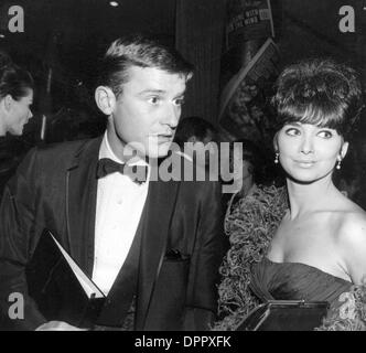 Aug. 10, 2006 - .SUZANNE PLESHETTE AND HUSBAND TOM GALLAGHER AT THE ...