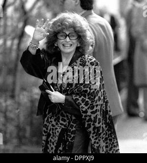 Aug. 15, 2006 - Sophia Loren arrives at lucheon with Mrs.Nancy Reagan and.Mrs. Raisa Gorbachev in N.Y.C 12/7/88  Bruce Cotler-(Credit Image: © Globe Photos/ZUMAPRESS.com) Stock Photo