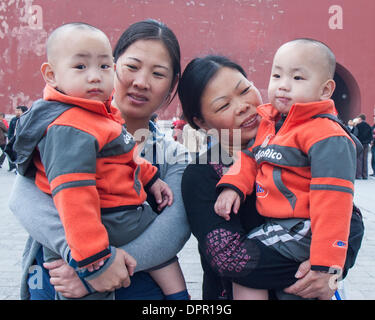 Beijing, China. 26th Oct, 2006. Two proud Chinese mothers hold their children in Beijing, capital of the Peoples Republic of China. © Arnold Drapkin/ZUMAPRESS.com/Alamy Live News Stock Photo