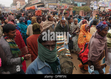 Kenduli, Joydev, West Bengal, India. 15th January 2014. People swamp in the Joydev Kenduli Mela in the village of Kenduli, Joydev in West Bengal State of India. The Joydev Kenduli Mela, a three-day grand fair to commemorate India's famous ancient poet Joyadeva who composed the Gita Govinda, was held on Wednesday. Tens of thousands of tourists were attracted to come not only to hear the Bauls who sing the hymns composed by Joyadeva, but also to enjoy the flavour of a typical Indian countryside market, such as snake charmers, street food and so on. Credit:  Xinhua/Alamy Live News Stock Photo