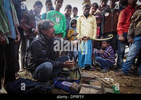 Kenduli, Joydev, West Bengal, India. 15th January 2014. A snake charmer performs at the Joydev Kenduli Mela in the village of Kenduli, Joydev in West Bengal State of India. The Joydev Kenduli Mela, a three-day grand fair to commemorate India's famous ancient poet Joyadeva who composed the Gita Govinda, was held on Wednesday. Tens of thousands of tourists were attracted to come not only to hear the Bauls who sing the hymns composed by Joyadeva, but also to enjoy the flavour of a typical Indian countryside market, such as snake charmers, street food and so on. (Xinhua/Zheng Huanso © Xinhua/Alamy Stock Photo