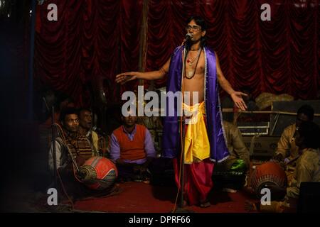 Kenduli, Joydev, West Bengal, India. 15th January 2014. A folk artist sings the ancient hymns at the Joydev Kenduli Mela in the village of Kenduli, Joydev in West Bengal State of India. The Joydev Kenduli Mela, a three-day grand fair to commemorate India's famous ancient poet Joyadeva who composed the Gita Govinda, was held on Wednesday. Tens of thousands of tourists were attracted to come not only to hear the Bauls who sing the hymns composed by Joyadeva, but also to enjoy the flavour of a typical Indian countryside market, such as snake charmers, street food and so on. (Xinhua © Xinhua/Alamy Stock Photo