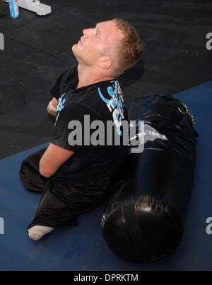 Apr 23, 2009 - Suwanee, Georgia, USA - KYLE MAYNARD, Works Out At His ...