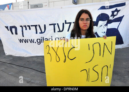 Dec 03, 2008 - Ashkelon, Israel - Demonstrators gather outside Shikma Prison in south Israel as Palestinian mothers arrive to visit their sons. The protest was against the 'unjust conditions' of kidnapped IDF soldier Gilad Shalit who is being held in captivity by Hamas in Gaza. (Credit Image: © Rafael Ben-Ari/Chameleons Eye/ZUMA Press) Stock Photo