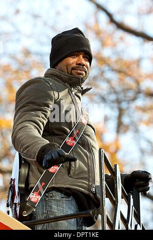 November 27, 2008: Musician Darius Rucker waves to the crowd. .The Macy's Thanksgiving Day Parade in New York City, NY.  Richey Miller/CSM (Credit Image: © Richey Miller/Cal Sport Media) Stock Photo