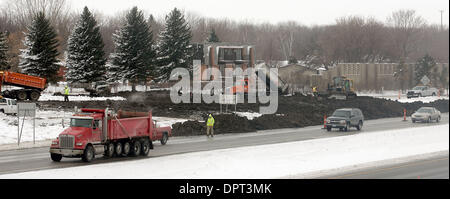 Mar 26, 2009 - Moorhead, Minnesota, USA - As the Red River contines to rise nearby, an earthen dike is built in the eastbound lane and on the 8th Street exit on Interstate 94 as flood fighting efforts continued in Moorhead. (Credit Image: © Bruce Crummy/ZUMA Press) Stock Photo