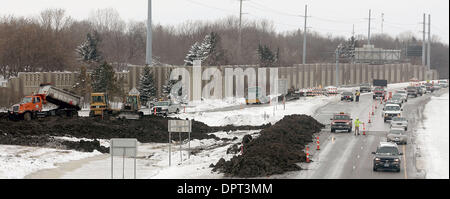 Mar 26, 2009 - Moorhead, Minnesota, USA - As the Red River contines to rise nearby, an earthen dike is built in the eastbound lane and on the 8th Street exit on Interstate 94 as flood fighting efforts continued in Moorhead. (Credit Image: © Bruce Crummy/ZUMA Press) Stock Photo