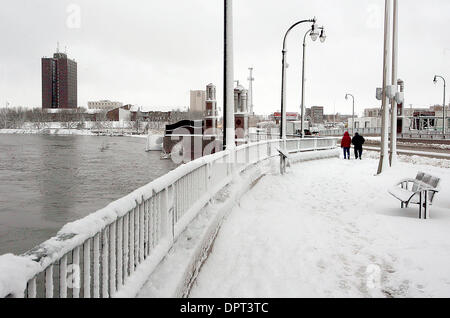 Mar 30, 2009 - Fargo, North Dakota, USA - Red River levels remain dangerously high Monday in Fargo as a half foot of snow with more expected added another wrinkle to the historic Red River flood fight here. This is on the Veterans Memorial Bridge on Main Avenue looking west toward Fargo. (Credit Image: © Bruce Crummy/ZUMA Press) Stock Photo