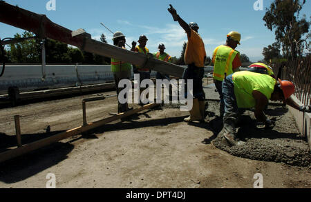 Concrete workers prepare the base for another lane as they widen the Interstate 680 south of Mission Boulevard (238) in Fremont, Calif., on Monday, April 20, 2009. Caltrans is creating carpool-toll High Occupancy Toll lanes that will allow non-carpool drivers to pay via transponder to access the lane. Those who carpool will continue to use the lane for free. (Cindi Christie/Staff) Stock Photo