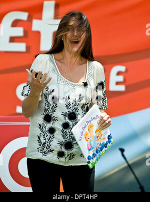 April 25, 2009 - Los Angeles, California, USA - BROOKE SHIELDS deals as best she can with a windy day in LA as she reads from her book, 'It's the Best Day Ever, Dad!' at the Los Angeles Times Festival of Books on the campus of the University of California at Los Angeles. (Credit: © Brian Cahn/ZUMA Press) Stock Photo