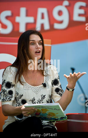 April 25, 2009 - Los Angeles, California, USA - BROOKE SHIELDS reads from her book, 'It's the Best Day Ever, Dad!' from the Target Children's Stage at the Los Angeles Times Festival of Books on the campus of the University of California at Los Angeles. (Credit: © Brian Cahn/ZUMA Press) Stock Photo