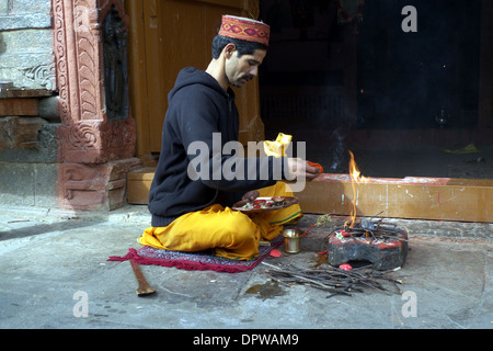 Brahmin priest making offerings at Krishna/Murlidha temple, Naggar, Kullu Valley, Himachal Pradesh, North India. Stock Photo