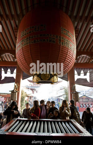 Dec 31, 2008 - Tokyo, Japan - Japanese worshippers pray to have a happy and healthy new year prior to the start of 2009 at Asakusa Senso-ji temple. (Credit Image: © Christopher Jue/ZUMA Press) Stock Photo