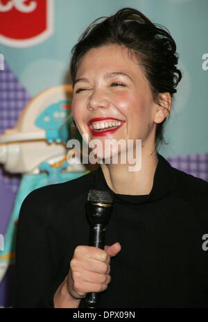 Jan 27, 2009 - New York, New York, USA - Actress MAGGIE GYLLENHAAL and Fisher-Price launch Precious Planet BabyGear Line at the Amphibian Room at Central Park Zoo. (Credit Image: Â© Nancy Kaszerman/ZUMA Press) Stock Photo