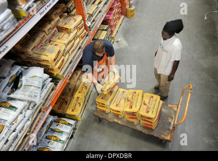 Apr 29, 2009 - Atlanta, Georgia, USA - The Home Depot Inc. posted a 44 percent increase in its first-quarter profit on Tuesday. PICTURED: The Home Depot customer, right, gets some assistance for an employee at one of the company's stores in Atlanta, Georgia on Wednesday, April 29, 2009. (Credit Image: © Erik Lesser/ZUMA Press) Stock Photo