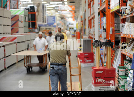 Apr 29, 2009 - Atlanta, Georgia, USA - The Home Depot Inc. posted a 44 percent increase in its first-quarter profit on Tuesday. PICTURED: The Home Depot customers shop at one of the company's stores in Atlanta, Georgia on Wednesday, April 29, 2009.  (Credit Image: © Erik Lesser/ZUMA Press) Stock Photo