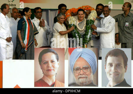 Apr 29, 2009 - New Delhi, NCR (National Capital Region), India - Congress party president SONIA GANDHI (C) is greeted by the Congress Delhi Chief Minister SHEILA DIKSHIT (R to Sonia) and senior congress leader J.P. AGARWAL (2nd from R) during an election campaign rally.  Congress president SONIA GANDHI and her political rival Bharatiya Janata Party's (BJP) prime ministerial candida Stock Photo