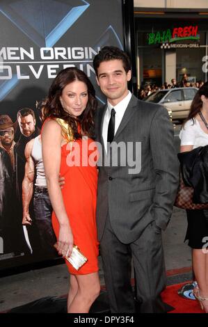 LYNN COLLINS STEVEN STRAIT during the premiere of the new movie from 20th Century Fox X- Men Origins: Wolverine, held at Gruman's Chinese Theatre, on April 28, 2009, in Los Angeles..Photo: Michael Germana  - Globe Photos (Credit Image: © Michael Germana/Globe Photos/ZUMAPRESS.com) Stock Photo