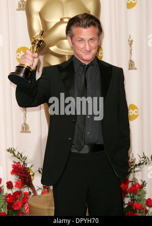 Feb 22, 2009 - Los Angeles, California, USA - SEAN PENN with his award for 'Best Performance by an Actor in a Leading Role for 'Milk' in the pressroom at the 81st Annual Academy Awards held at the Kodak Theatre on Hollywood. (Credit Image: © Lisa O'Connor/ZUMA Press) Stock Photo