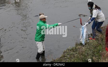 Kathmandu, Nepal. 18th Jan, 2014. Nepalese people participate in a Bagmati Cleaning Campaign program in Kathmandu, Nepal, Jan. 18, 2014. Hundreds of volunteers cleaned the Bagmati River for 36 weeks as part of a cleaning campaign. Credit:  Sunil Sharma/Xinhua/Alamy Live News Stock Photo