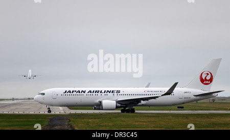 A Japan Airlines Boeing 767 (767-300ER) jetliner moves onto the runway for  take-off from Vancouver International Airport Stock Photo - Alamy