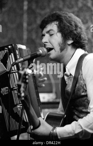 Ronnie Lane performing with Eric Clapton at the Drum and Monkey pub in Minsterley, Shropshire during the 1970's. PICTURE BY DAVID BAGNALL Stock Photo