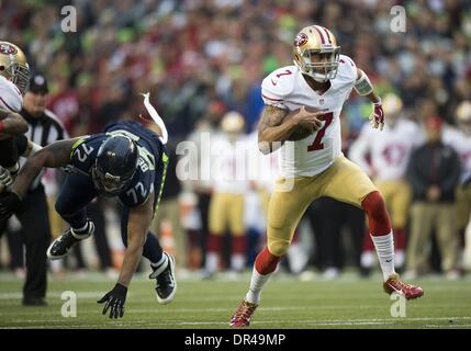 Seattle, WA, USA - San Francisco 49ers quarterback Colin Kaepernick (7) runs past Seattle Seahawks defensive end Michael Bennett (72) for 17-yards in the first quarter of the NFC championship game at CenturyLink Field in Seattle on Sunday, Jan. 19th Jan, 2014. 19, 2014 Credit:  Action Plus Sports/Alamy Live News Stock Photo