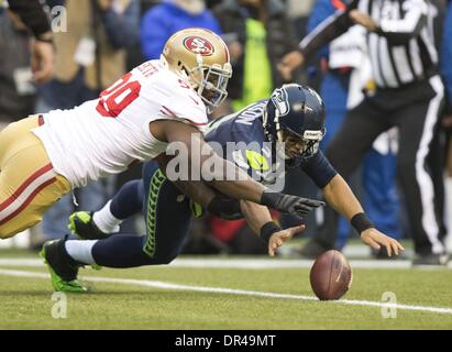 Seattle, WA, USA - San Francisco 49ers outside linebacker Aldon Smith (99) goes after the ball on the first play of the game by Seattle Seahawks quarterback Russell Wilson (3) during the NFC championship game at CenturyLink Field in Seattle on Sunday, Jan. 19th Jan, 2014. 19, 2014. Credit:  Action Plus Sports/Alamy Live News Stock Photo