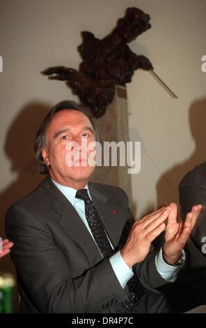 (dpa files) - Italian conductor Claudio Abbado claps his hands in front of a modern sculpture of conductor Wilhelm Furtwaengler, during a press conference in Berlin, 29 November 1995. Abbado was born in Milan, Italy, on 26 June 1933. He studied piano at the conservatory in Milan before beginning to conduct in Vienna. In 1960 he made his debut at La Scala in his native Milan in 1960 and served as music director there from 1968 to 1986. In 1989 he succeeded H. von Karajan as permanent conductor and artistic director of the Berlin Philharmonic, a post he held until September 2002. Stock Photo