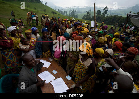 Dec 19, 2008 - Masisi, Democratic Republic of Congo - A Concern Worldwide worker registers displaced Congolese during a non-food item distribution near the Lushubere IDP Camp in Masis. Concern (or Concern Worldwide), is a charitable organisation focused on providing humanitarian aid and development aid to combat extreme poverty in developing countries. Head quartered in Dublin, Ire Stock Photo