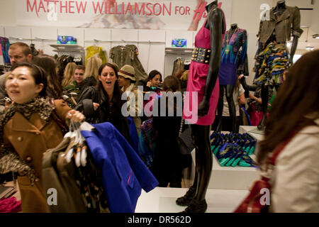 Apr 23, 2009 - New York, New York, USA - A crowd presses through the Fifth Avenue Hennes & Mauritz store in Manhattan to grab up British designer Matthew Williamson's new line of women's clothes designed exclusively for H&M, on Thursday, April 23, 2009. Only three H&M stores in New York will carry the line, and the designer plans to release a line of men's clothing for H&M later in Stock Photo