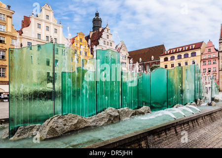 The modern fountain against a backdrop of medieval and Baroque houses in Wroclaw's old town Market Square or Rynek. Stock Photo