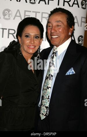 I14143CHW.2009 Aftra MEdia and Entertainment Excellence Awards at the Millennium Biltmore Hotel, Downtown Los Angeles 03-09-2009.Photo by Clinton H. Wallace-Photomundo-Globe Photos..SMOKEY ROBINSON AND WIFE FRANCES GLANDNEY (Credit Image: © Clinton Wallace/Globe Photos/ZUMAPRESS.com) Stock Photo