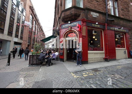 Robertsons 37 Bar, Rose Street, Drinkers outside an Edinburgh pub, Stock Photo
